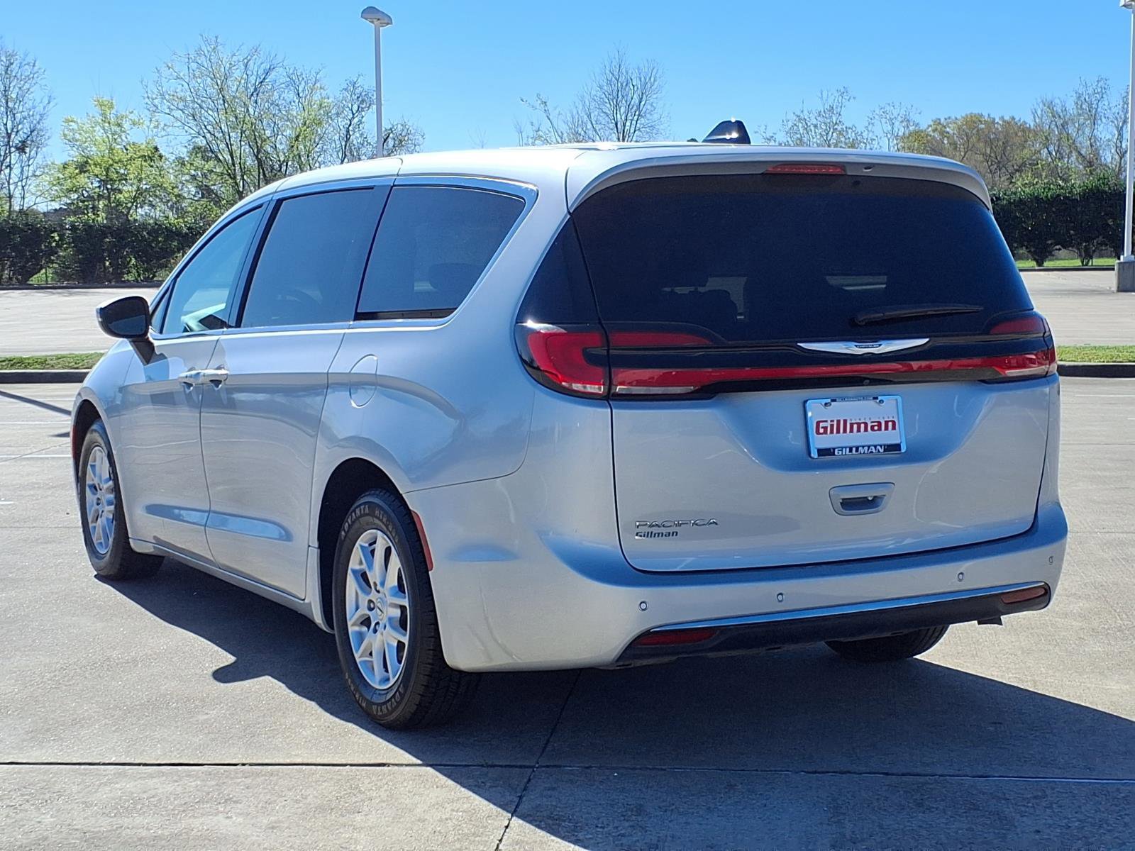Used 2023 Chrysler Pacifica Touring-L FWD image 4