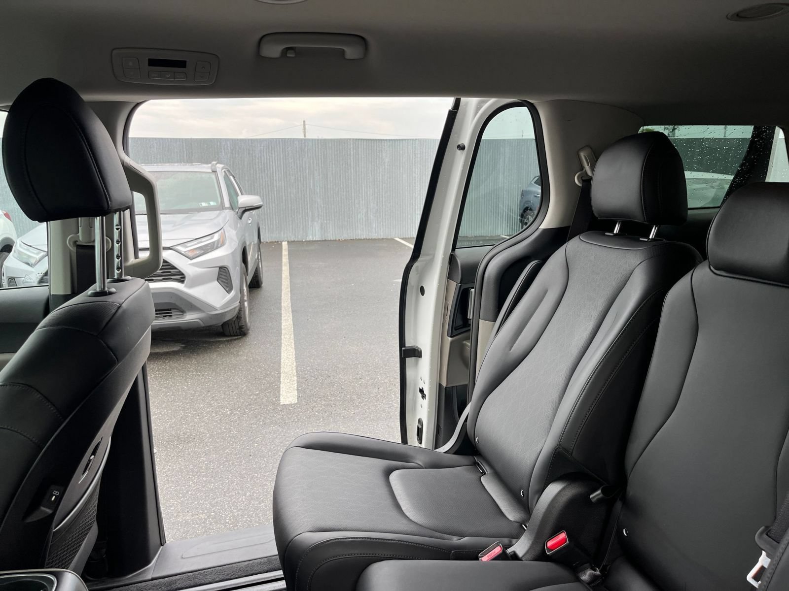 Used 2026 Kia Carnival FWD image 41