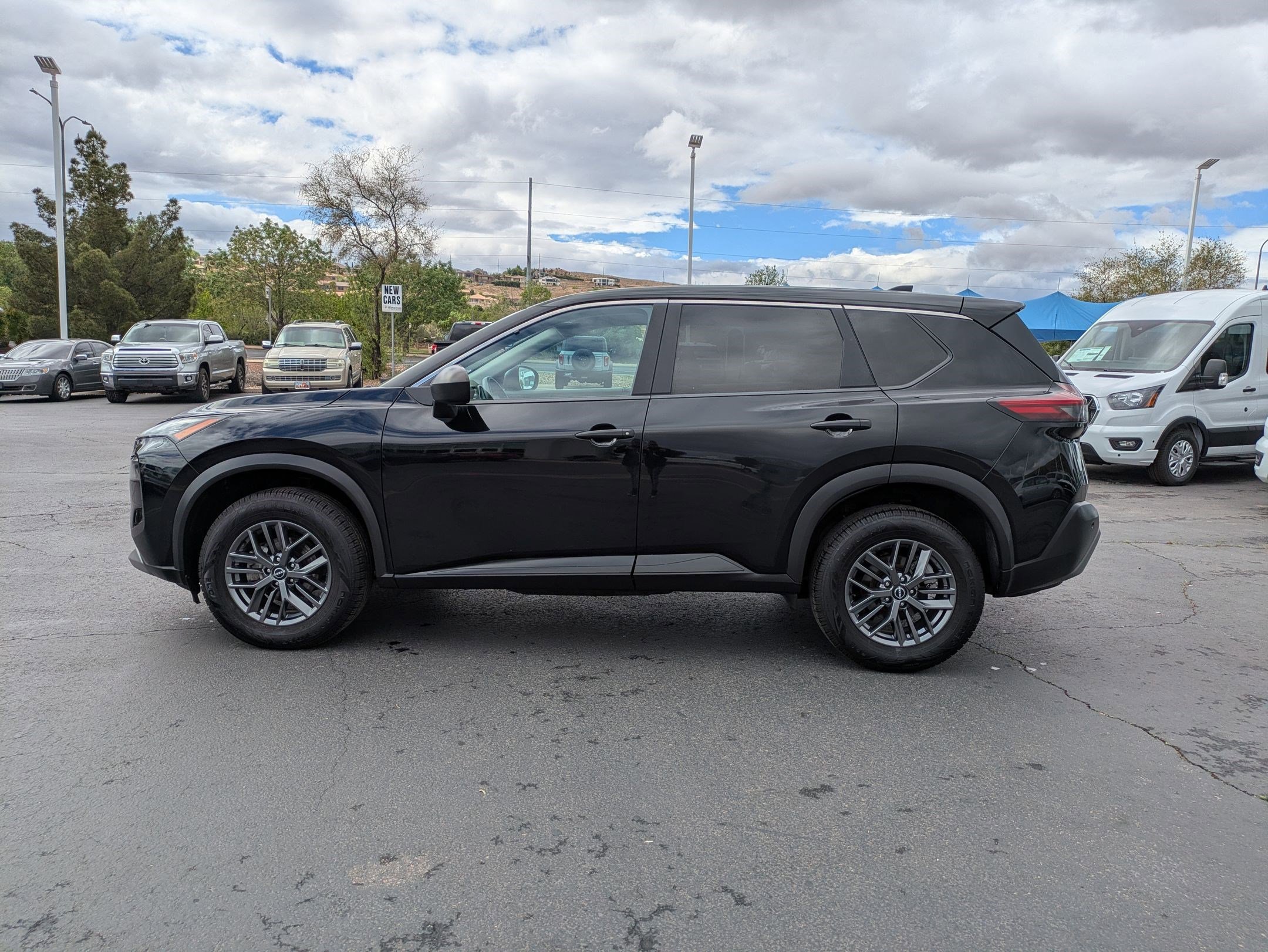Used 2023 Nissan Rogue S image 6