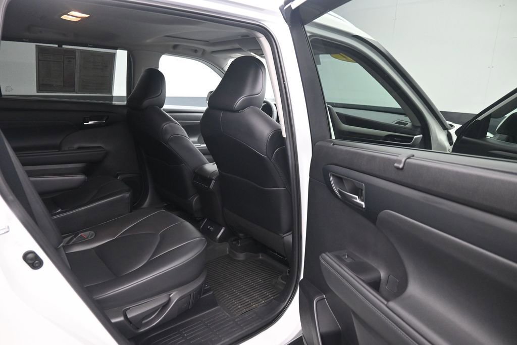 Used 2021 Toyota Highlander XLE AWD/4WD image 12