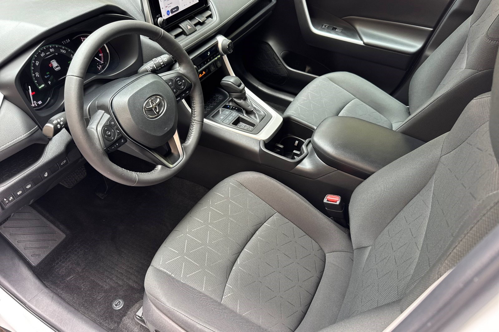 Used 2024 Toyota RAV4 XLE w/ Convenience Package FWD image 4
