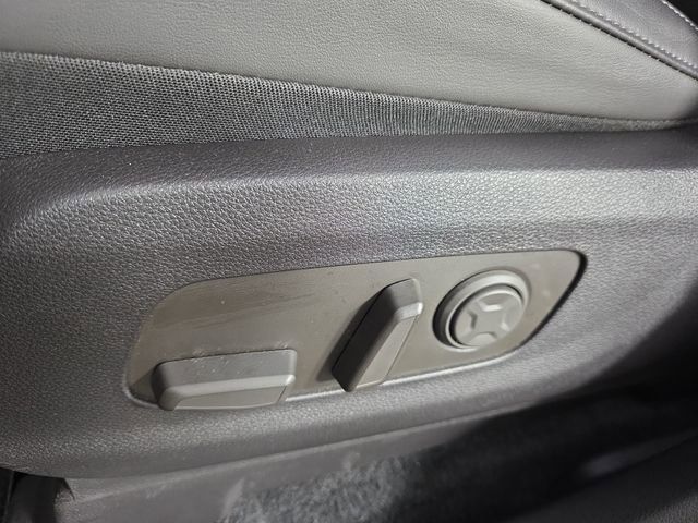 Used 2025 Kia Carnival FWD image 34