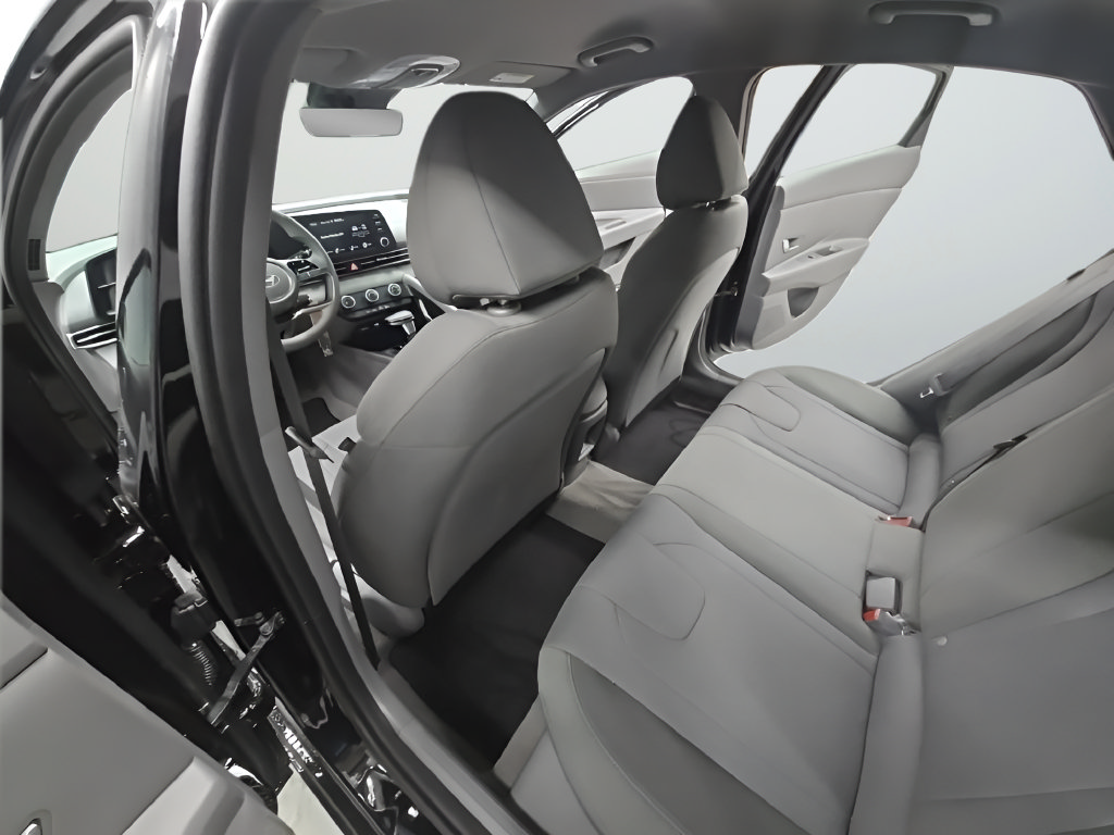 Certified 2026 Hyundai Elantra SE FWD image 17