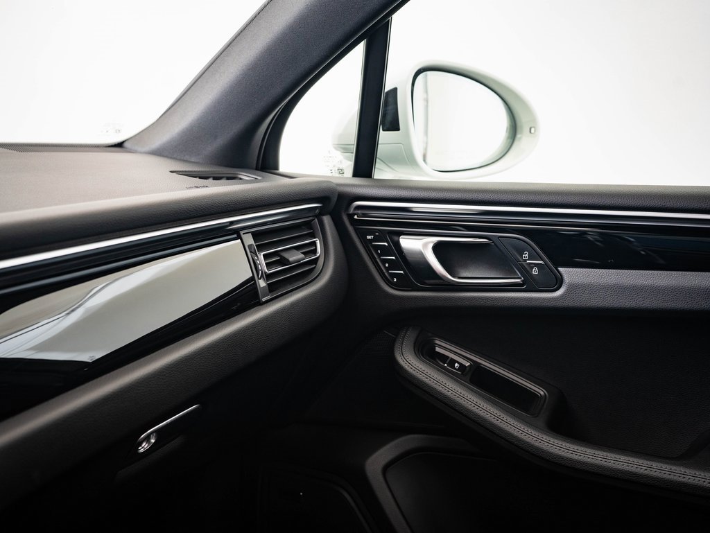 Certified 2024 Porsche Macan image 34