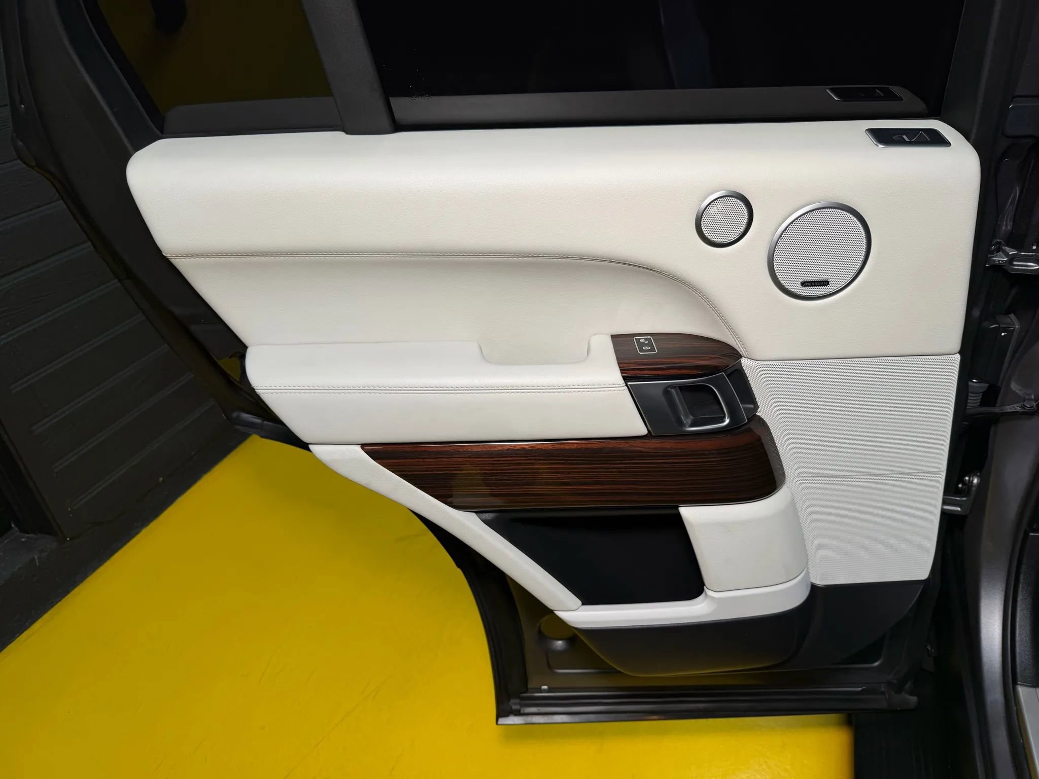 Used 2014 Land Rover Range Rover Supercharged image 19