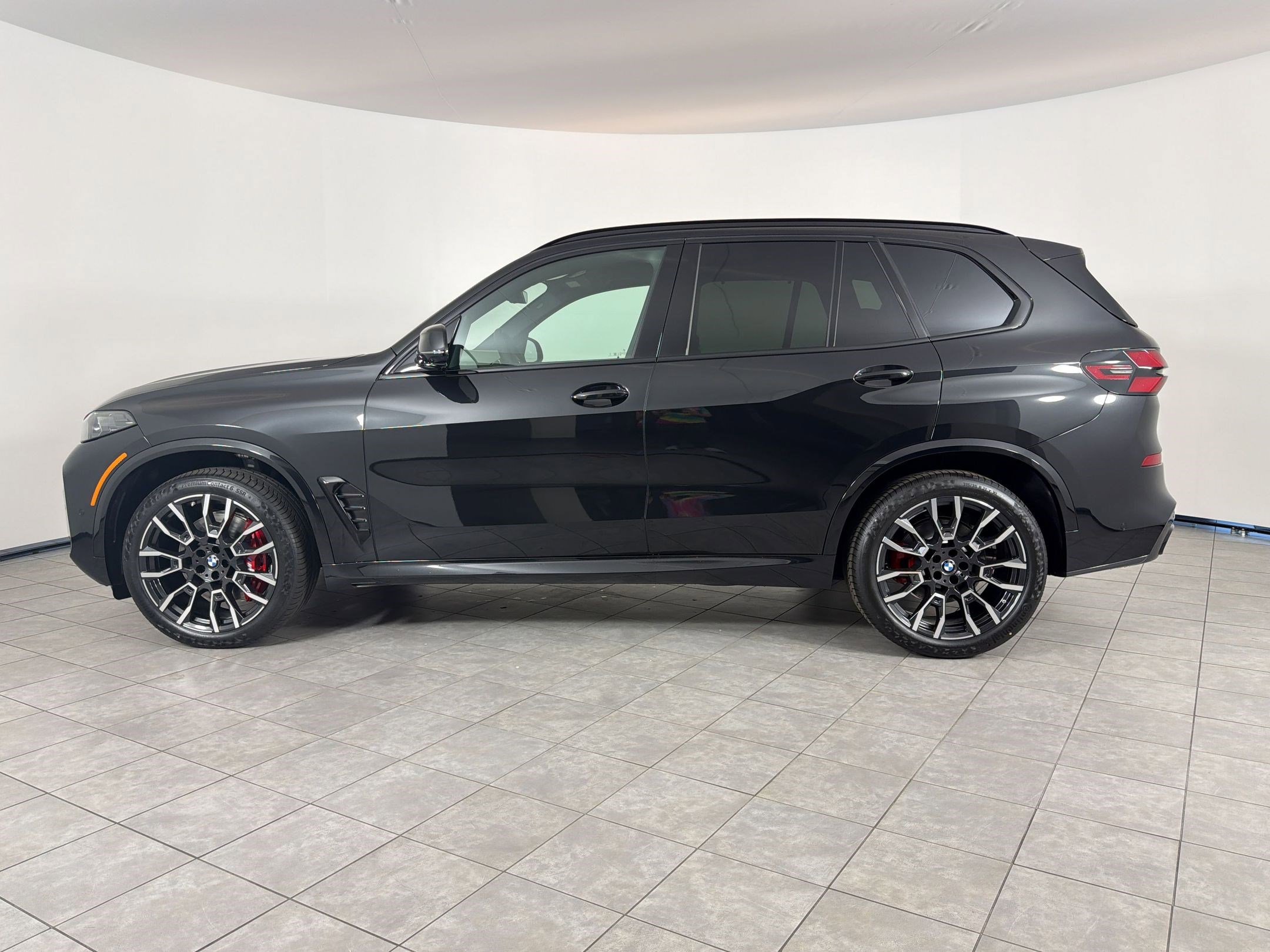 New 2026 BMW X5 xDrive40i w/ M Sport Package AWD/4WD image 2