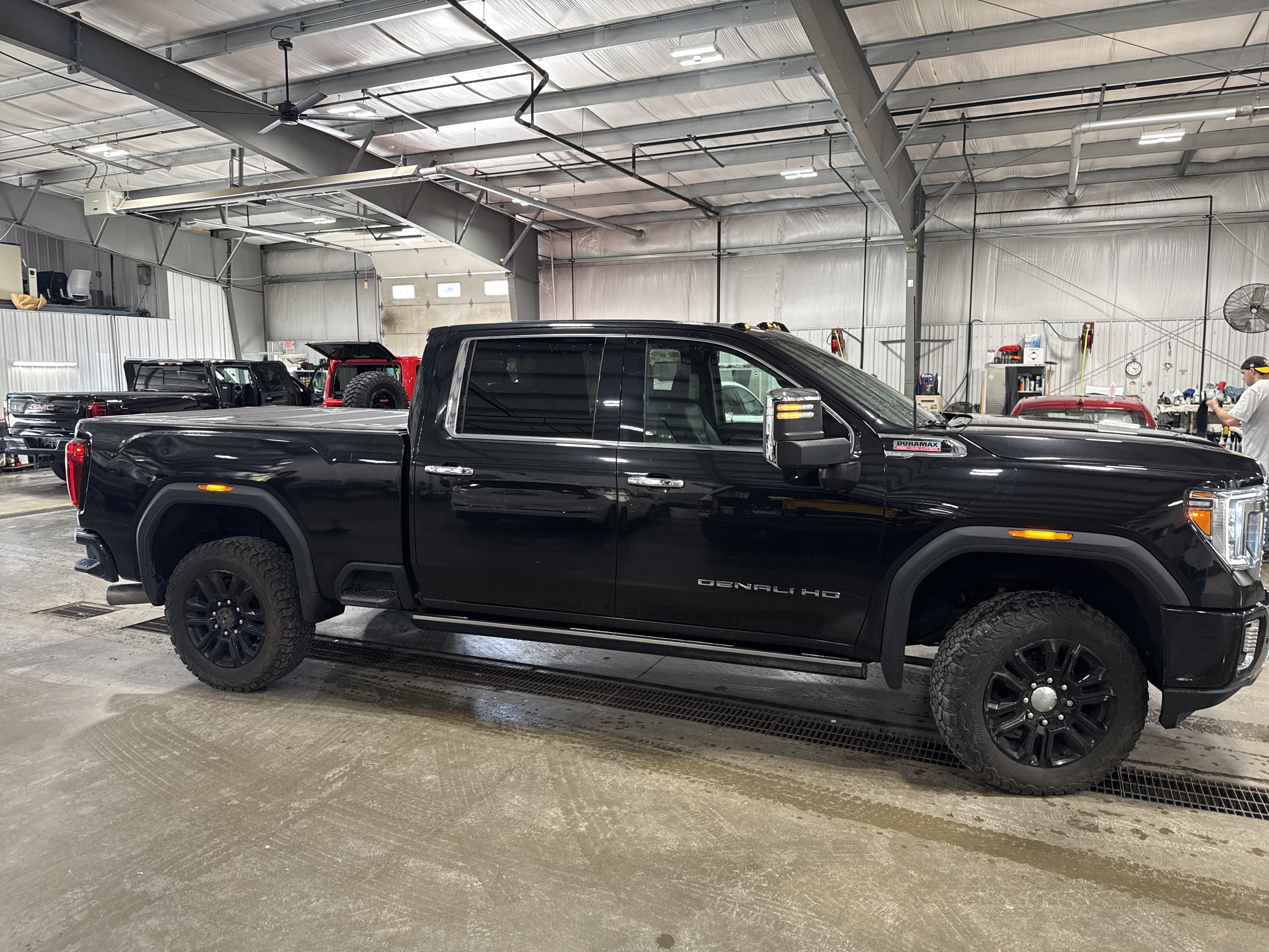 Used 2023 GMC Sierra 2500 Denali w/ Denali Black Diamond Edition AWD/4WD image 2