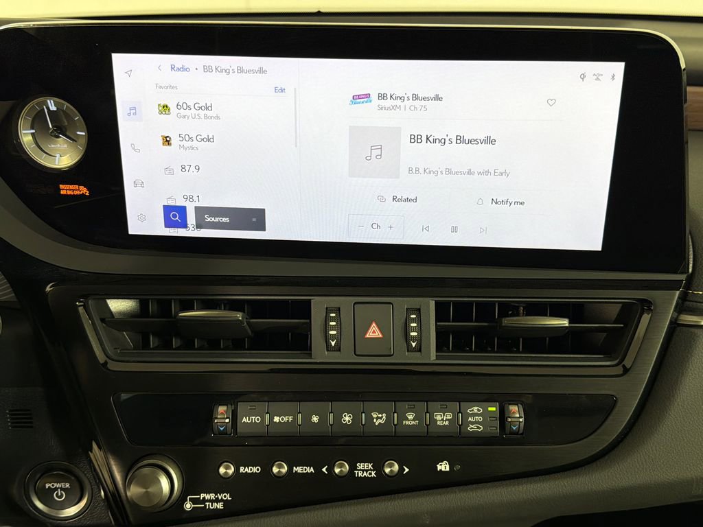 Used 2025 Lexus ES 300h w/ Premium Package image 30