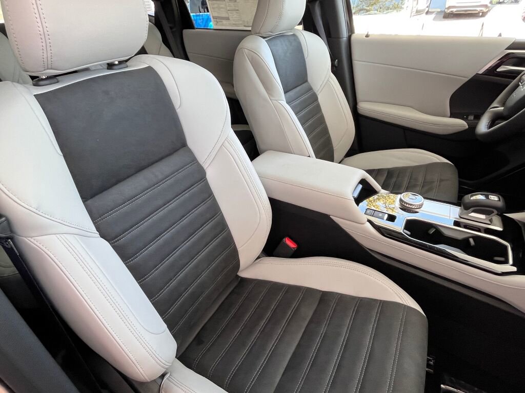New 2025 Mitsubishi Outlander SE image 30