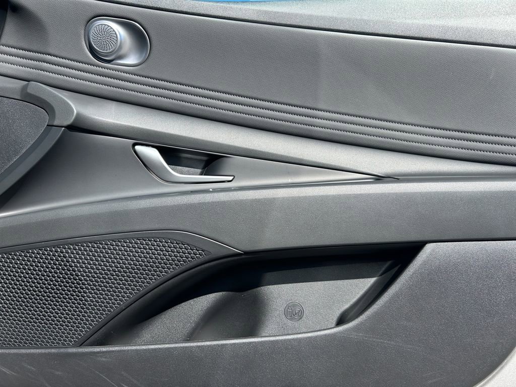 Used 2023 Hyundai Elantra Limited image 25