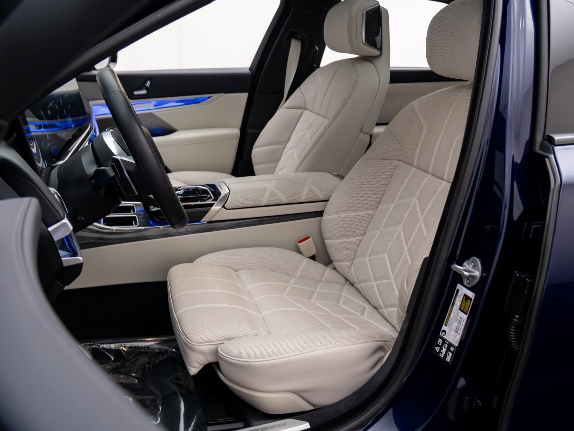 Used 2025 BMW 760i xDrive w/ Executive Package image 14