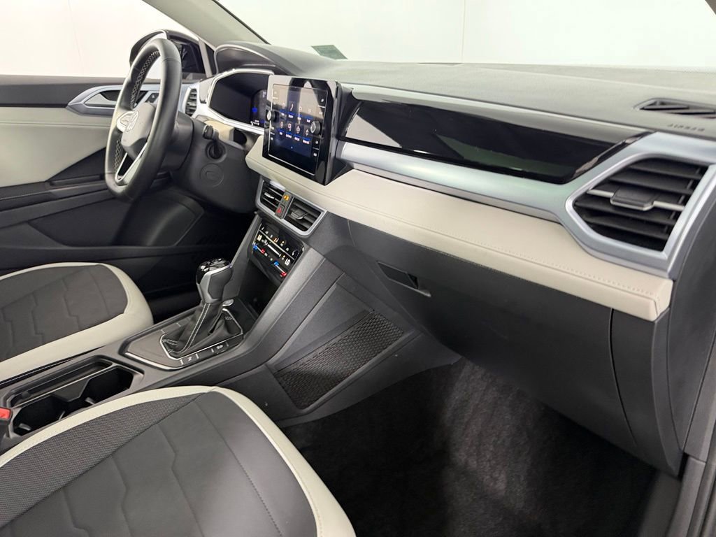 Used 2025 Volkswagen Taos SE w/ Panoramic Sunroof Package FWD image 31