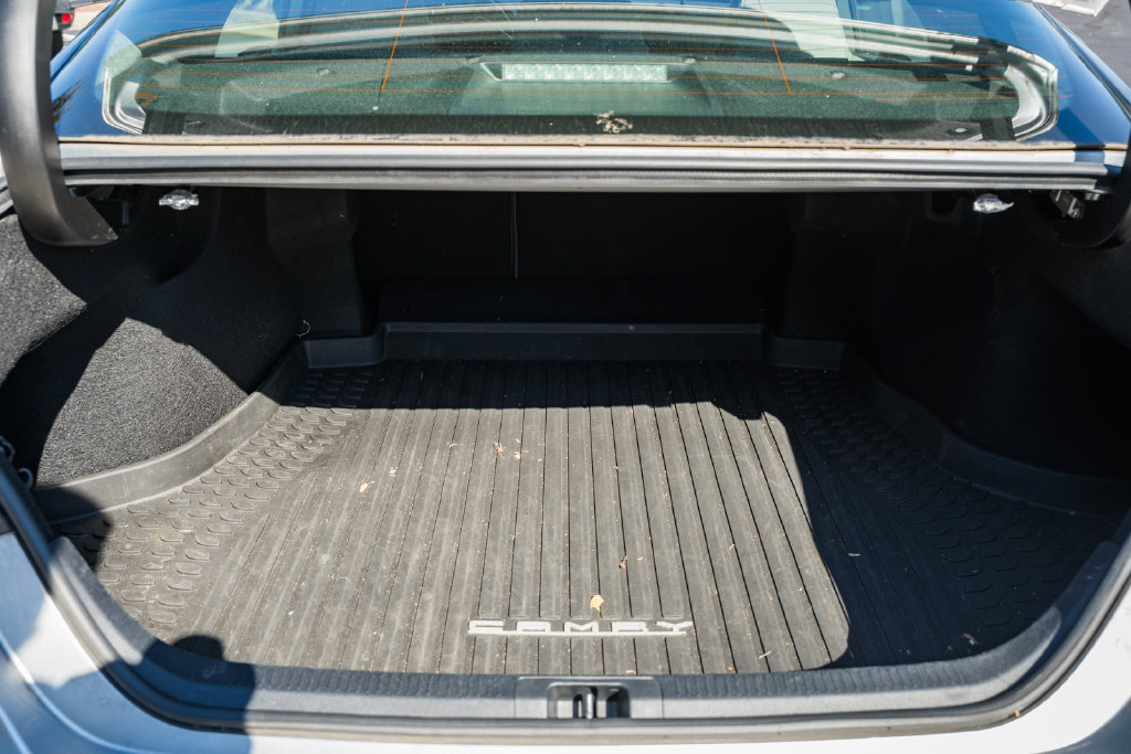 Used 2020 Toyota Camry SE w/ Sunroof Package FWD image 9