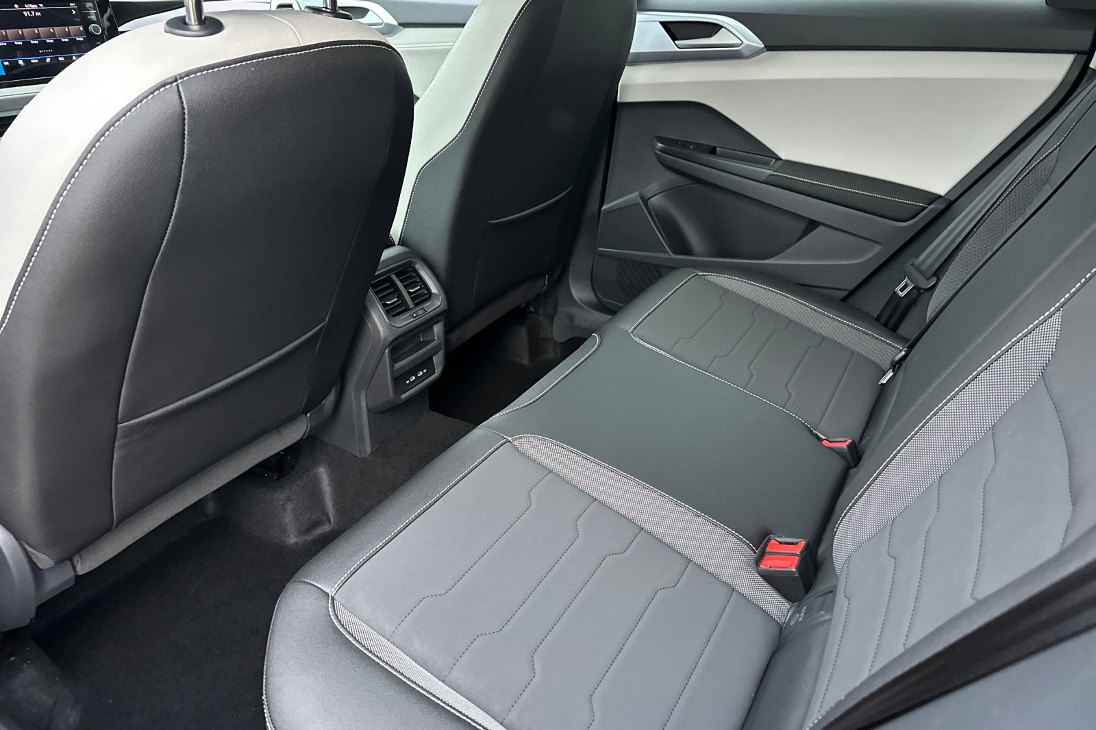 New 2026 Volkswagen Taos SE image 12