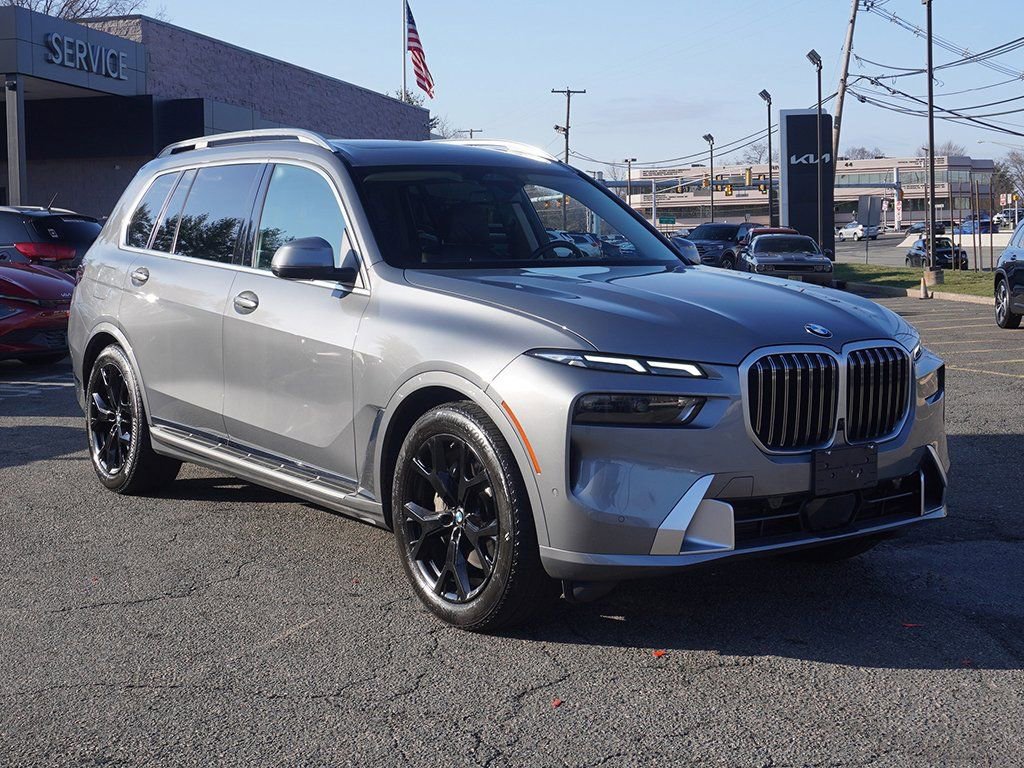 Used 2025 BMW X7 xDrive40i w/ Premium Package image 2