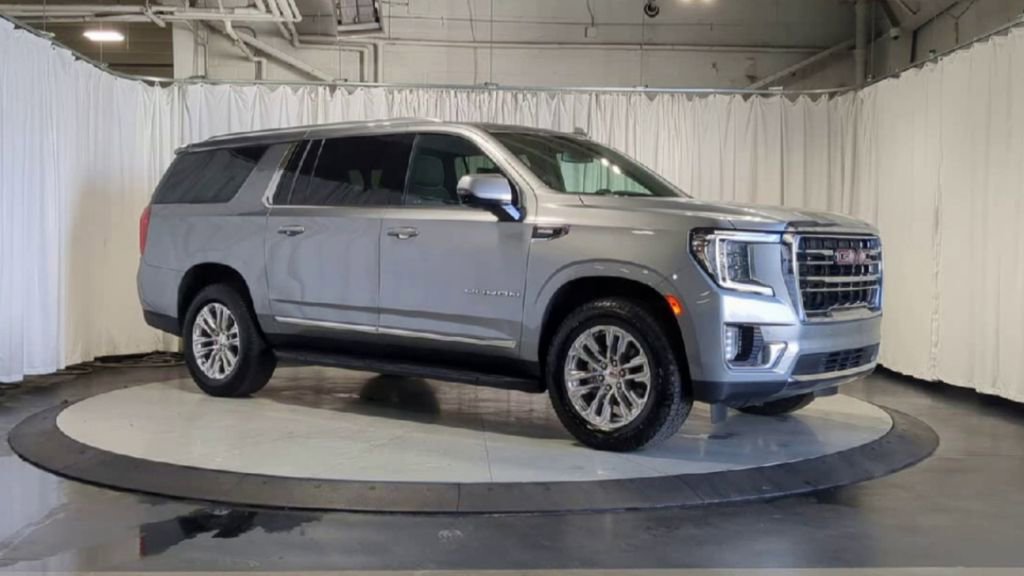 Used 2023 GMC Yukon XL SLT w/ SLT Premium Package image 2