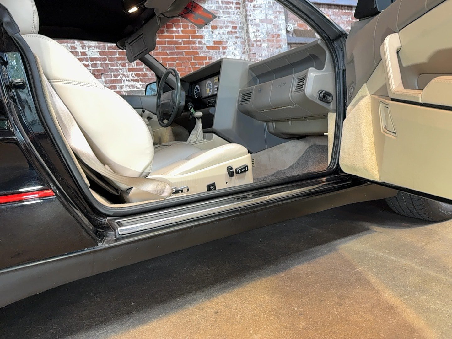 Used 1993 Cadillac Allante FWD image 98