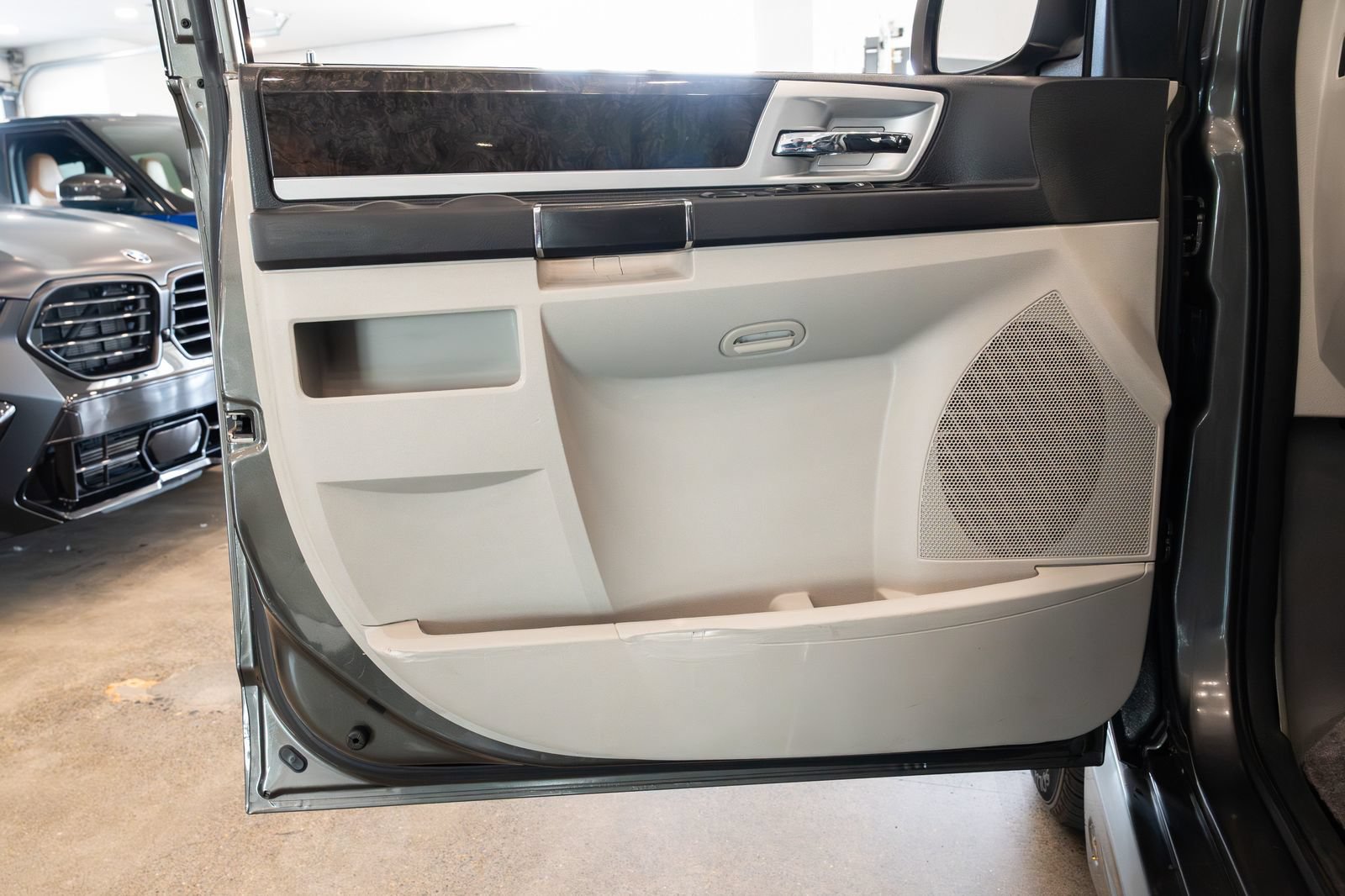 Used 2010 Dodge Grand Caravan SXT FWD image 16