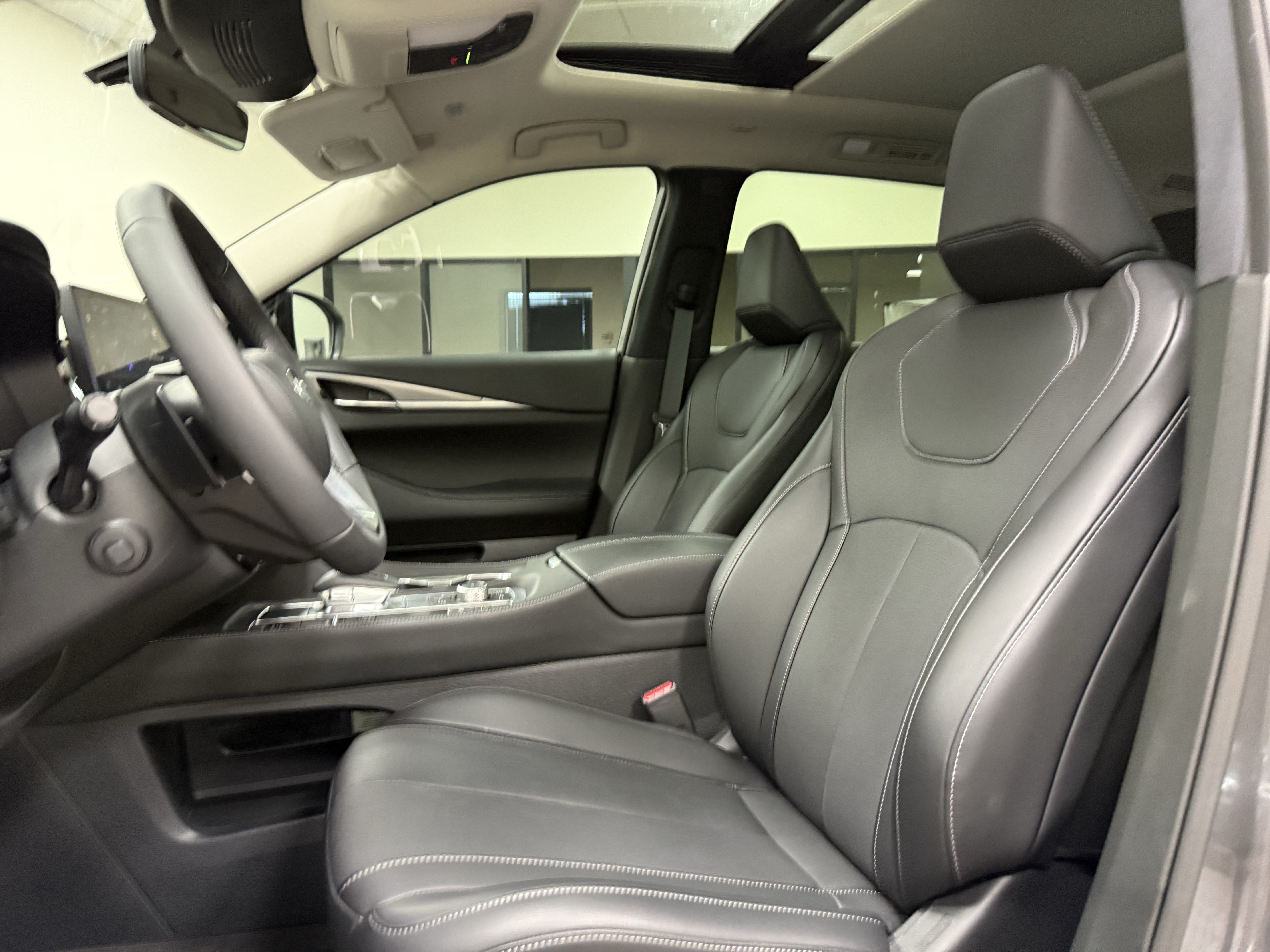 Certified 2027 INFINITI QX60 Luxe w/ Cargo Package FWD image 12