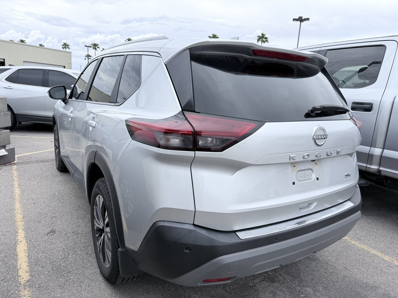 Used 2023 Nissan Rogue SV w/ SV Premium B Package FWD image 3