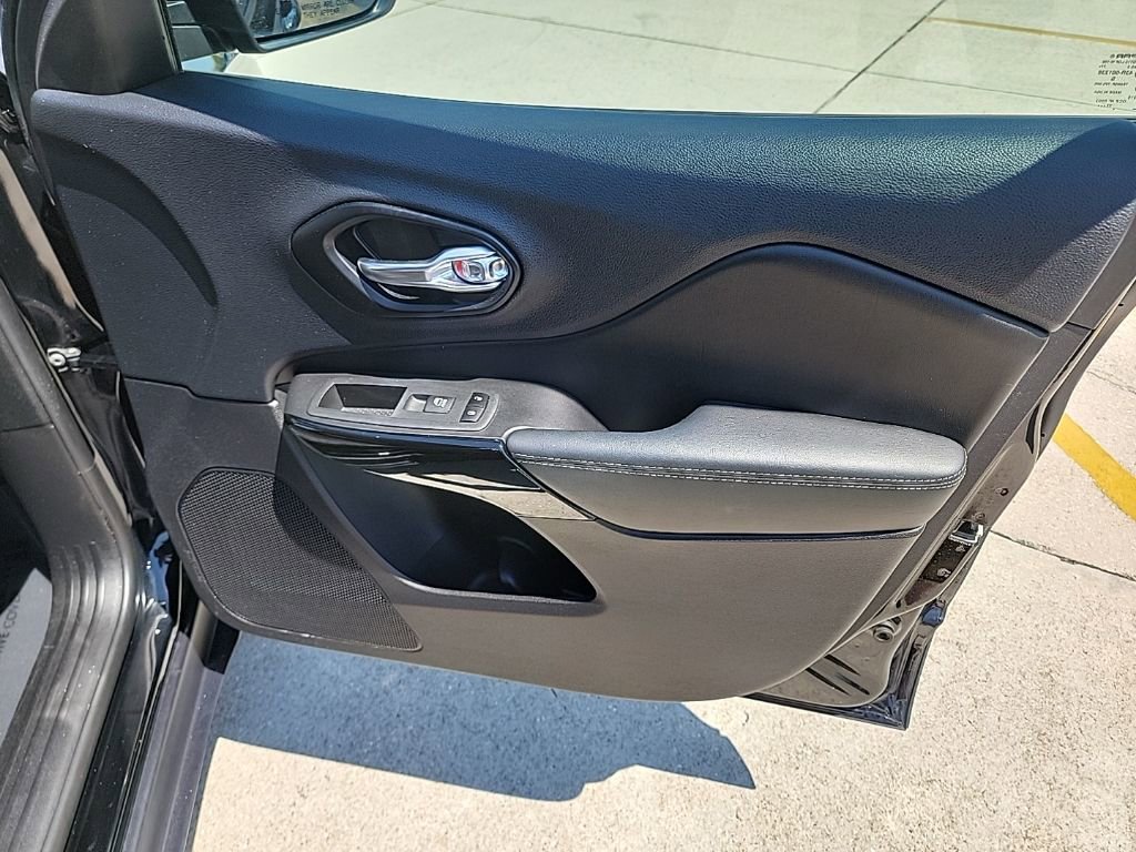 Used 2023 Jeep Cherokee Altitude Lux image 13