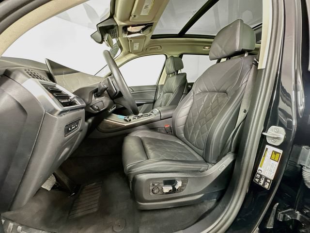 Used 2025 BMW X7 xDrive40i w/ Premium Package AWD/4WD image 4
