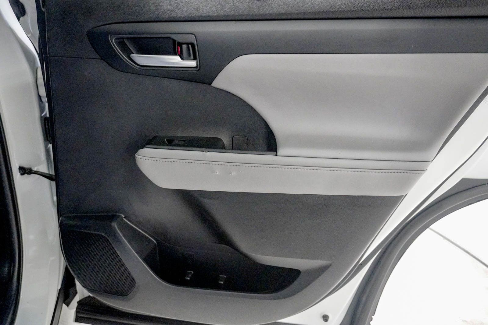 Used 2020 Toyota Highlander XLE image 34