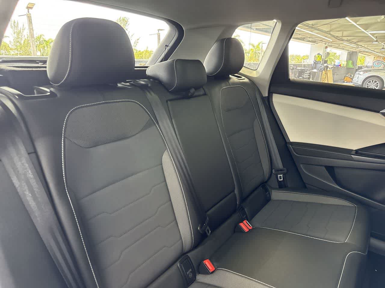 Used 2025 Volkswagen Taos SE w/ Panoramic Sunroof Package FWD image 26