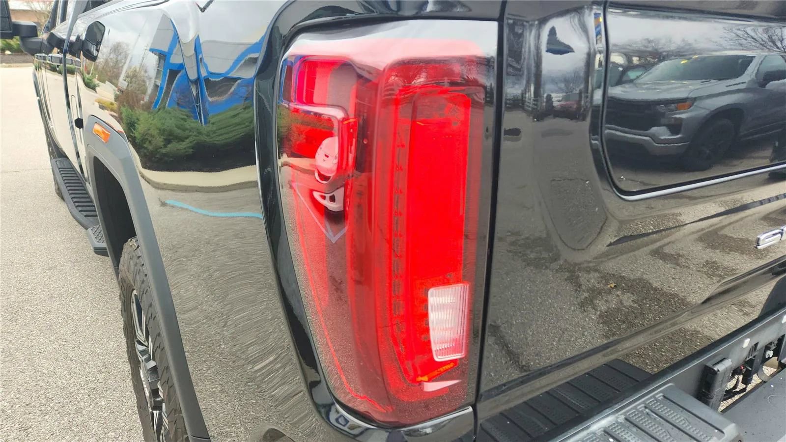Used 2022 GMC Sierra 2500 AT4 w/ AT4 Premium Plus Package AWD/4WD image 4