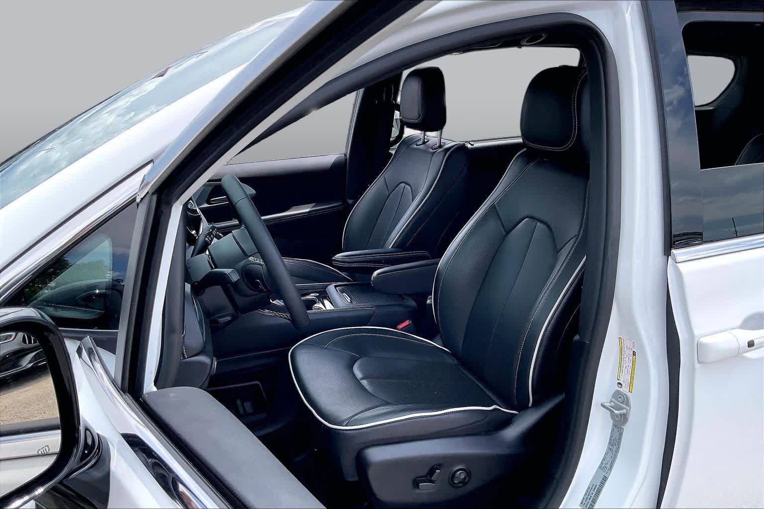 Used 2026 Chrysler Pacifica Limited FWD image 8