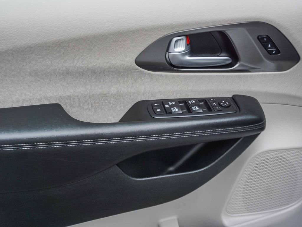 Used 2018 Chrysler Pacifica Limited FWD image 18