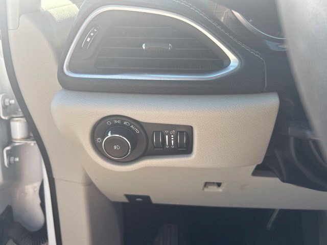Used 2023 Chrysler Pacifica Limited FWD image 19