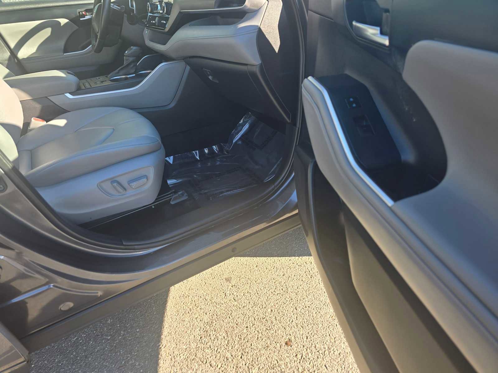 Used 2022 Toyota Highlander XLE image 10