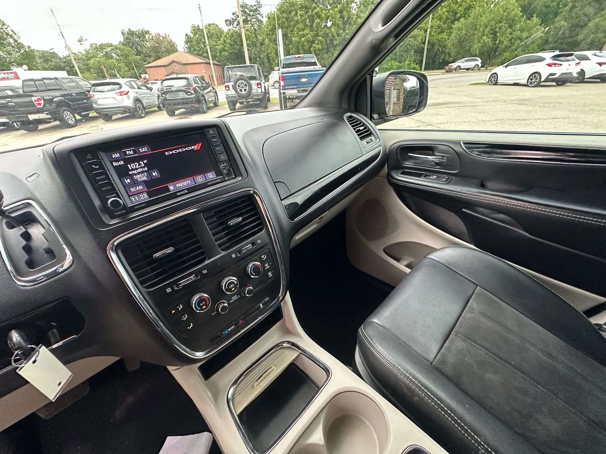 Used 2020 Dodge Grand Caravan SXT image 21