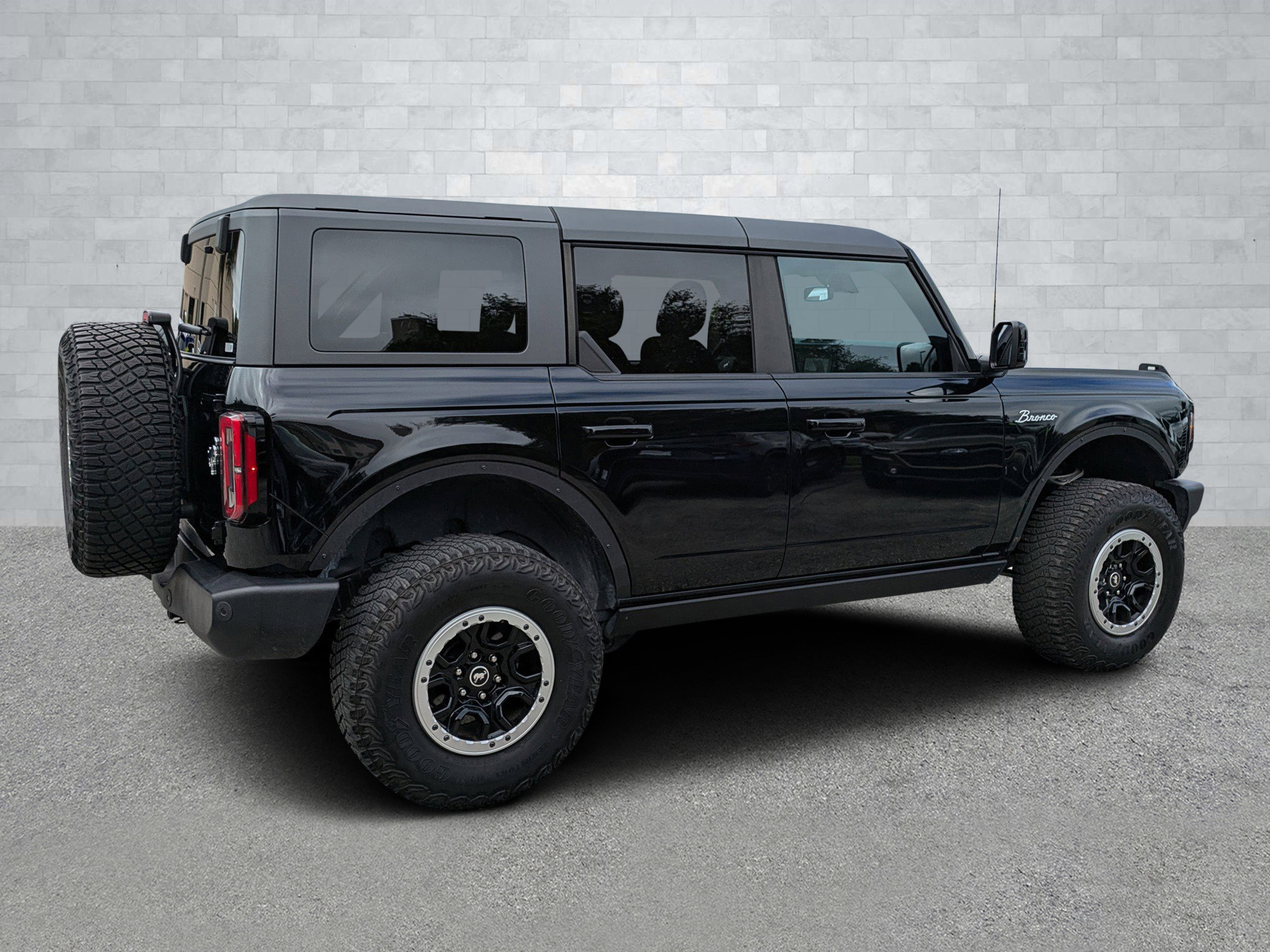 Used 2023 Ford Bronco Outer Banks image 5