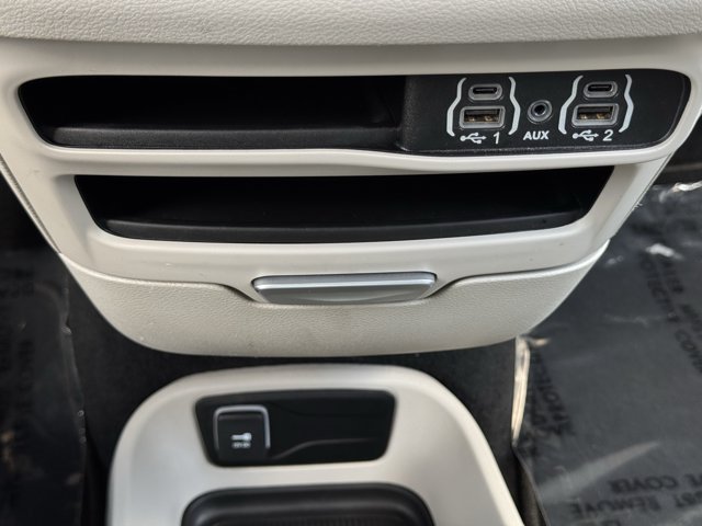 Used 2024 Chrysler Pacifica Touring-L FWD image 21
