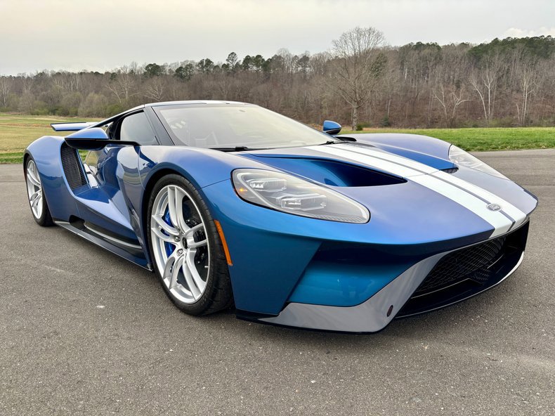 Used 2022 Ford GT RWD image 2