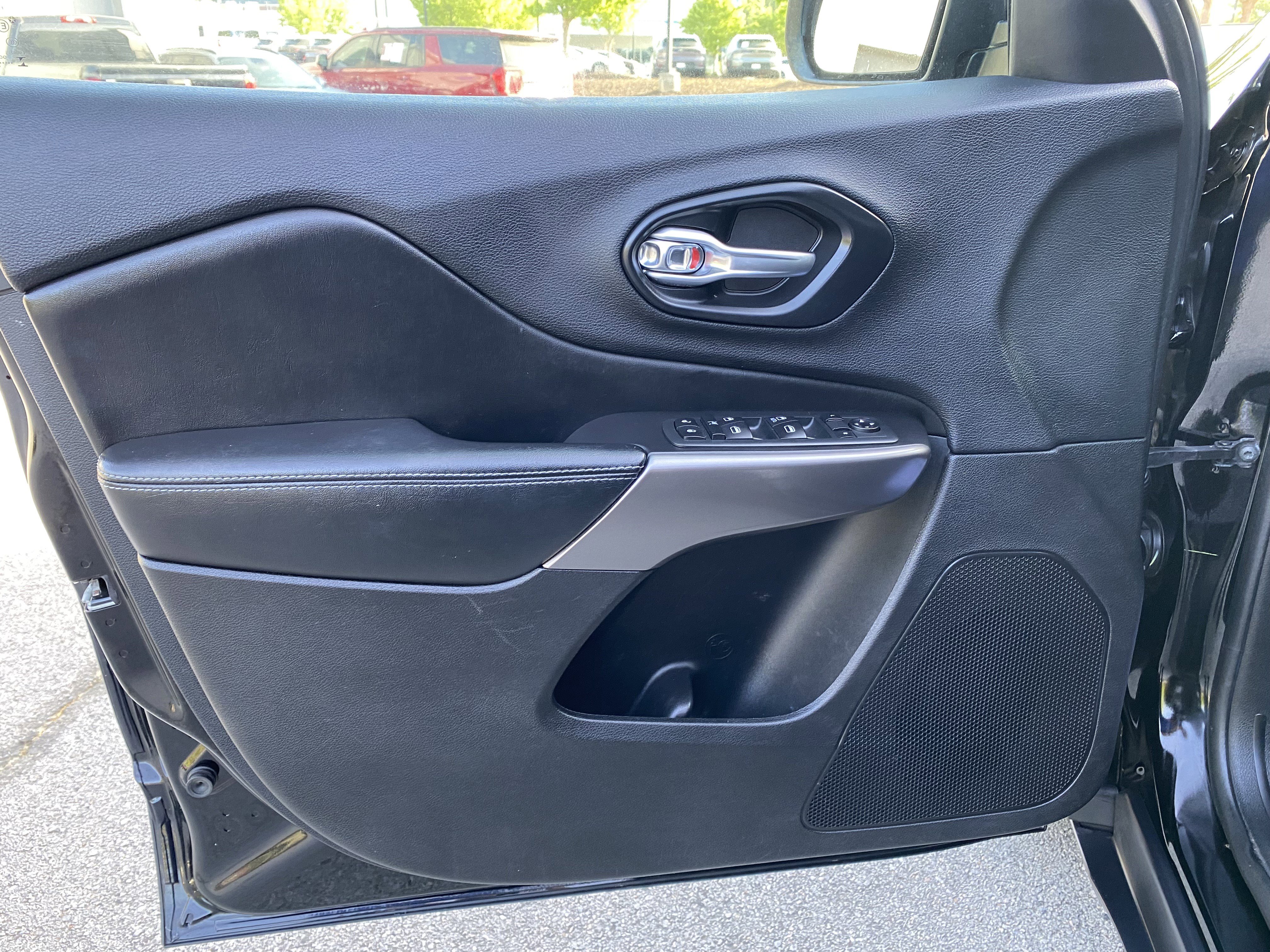 Used 2020 Jeep Cherokee Latitude FWD image 15