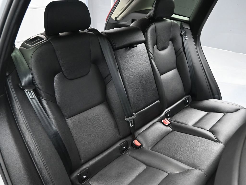 Used 2025 Volvo XC60 B5 Plus image 13