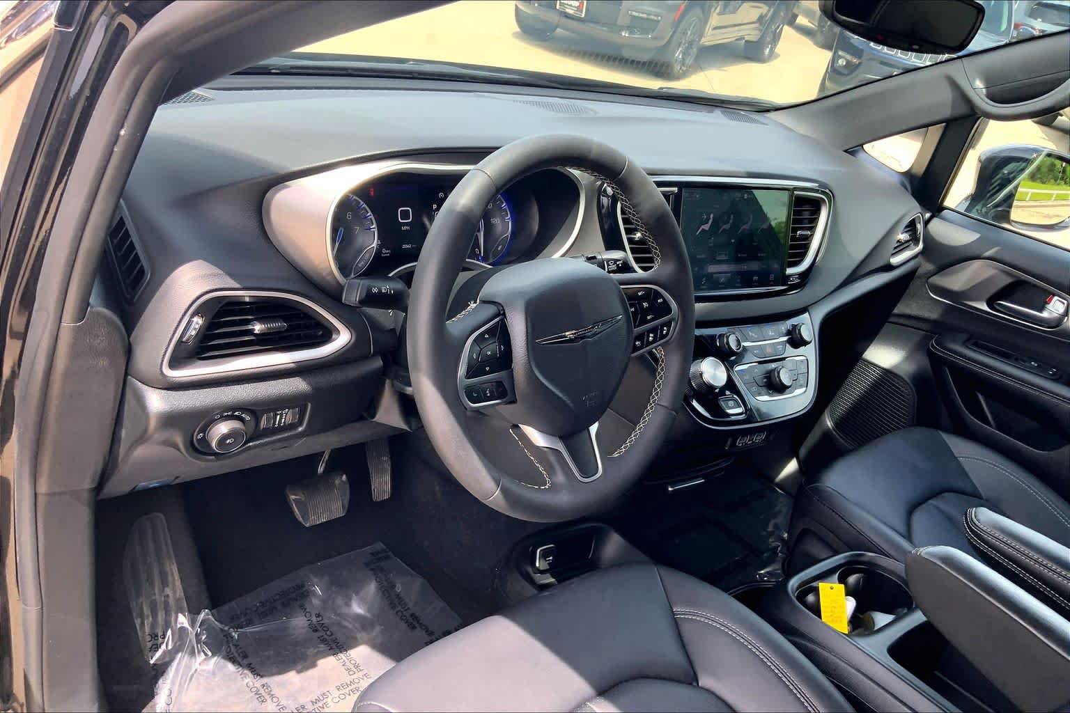 Used 2025 Chrysler Pacifica Select FWD image 17