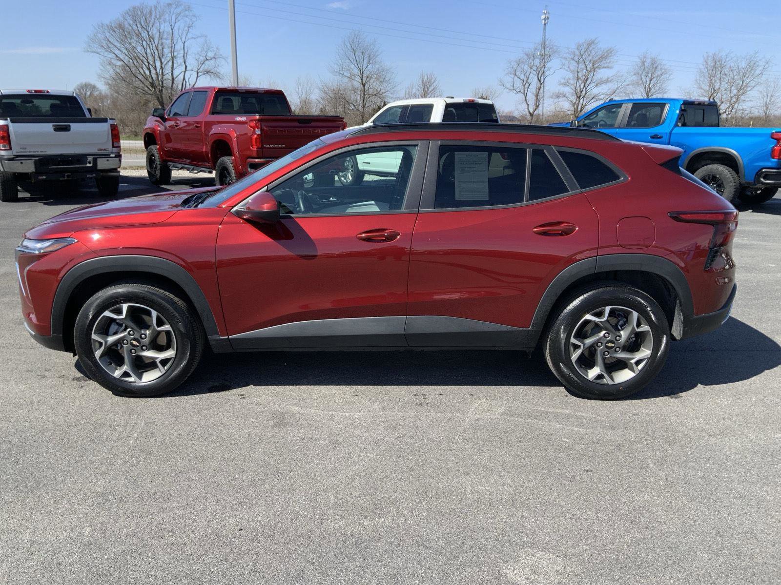 Used 2025 Chevrolet Trax LT w/ LT Convenience Package image 7