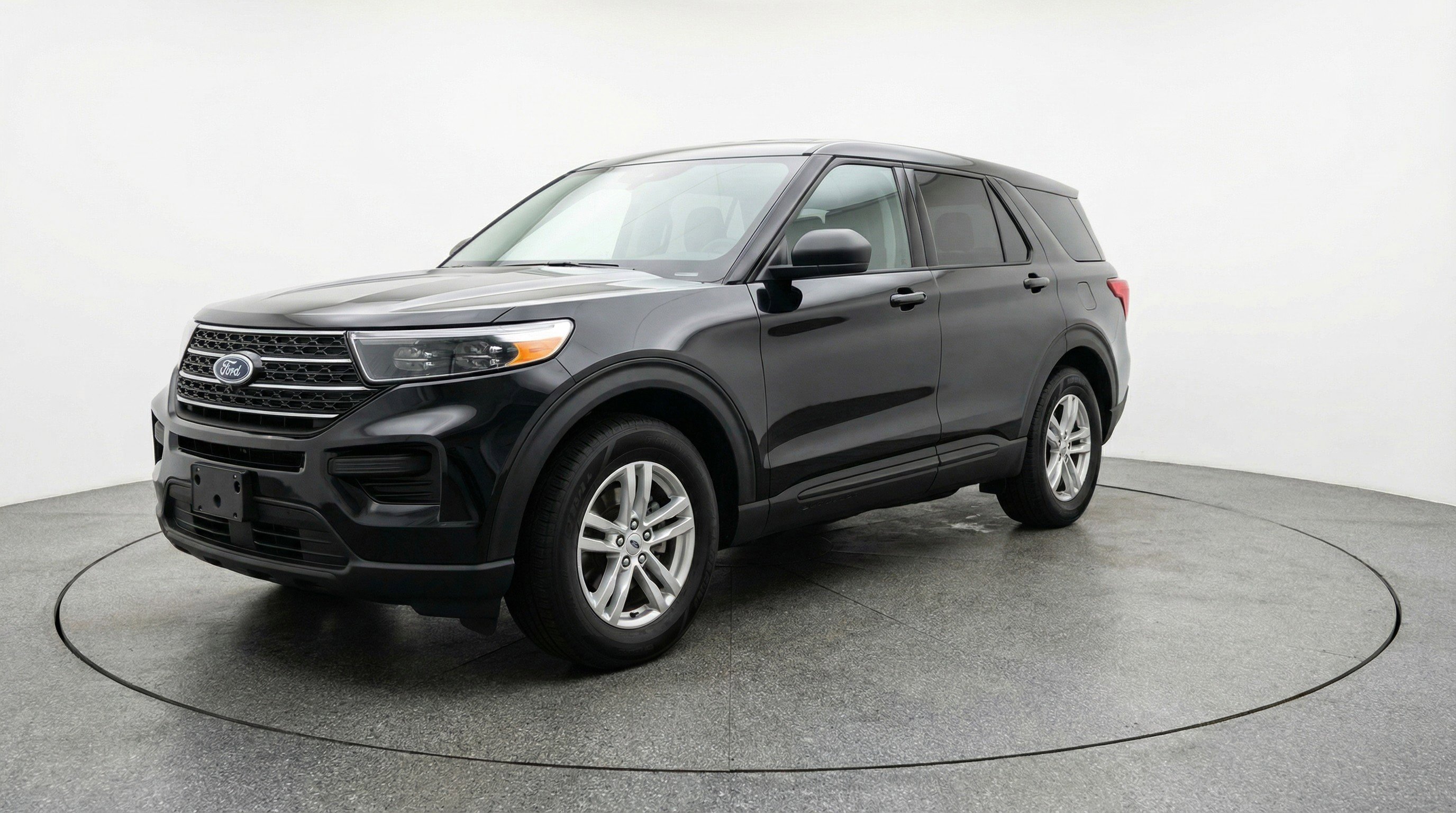 Used 2024 Ford Explorer XLT w/ Equipment Group 202A image 3