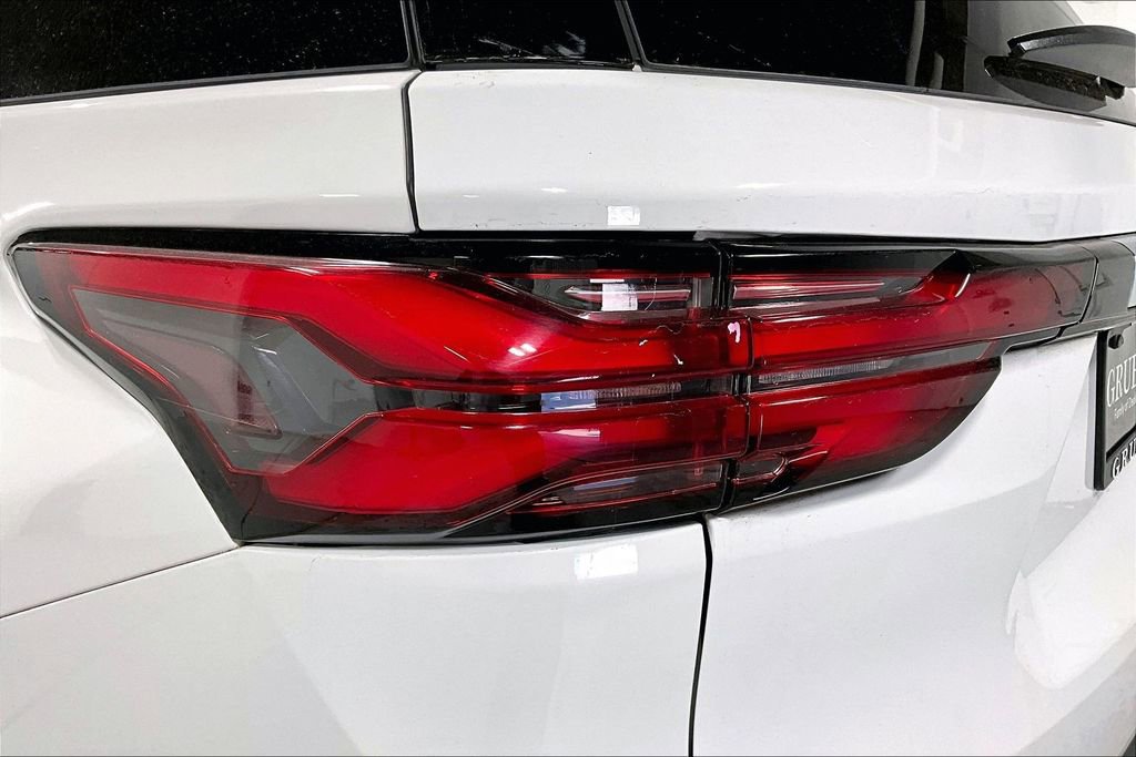 Used 2023 Chevrolet Traverse LS image 41