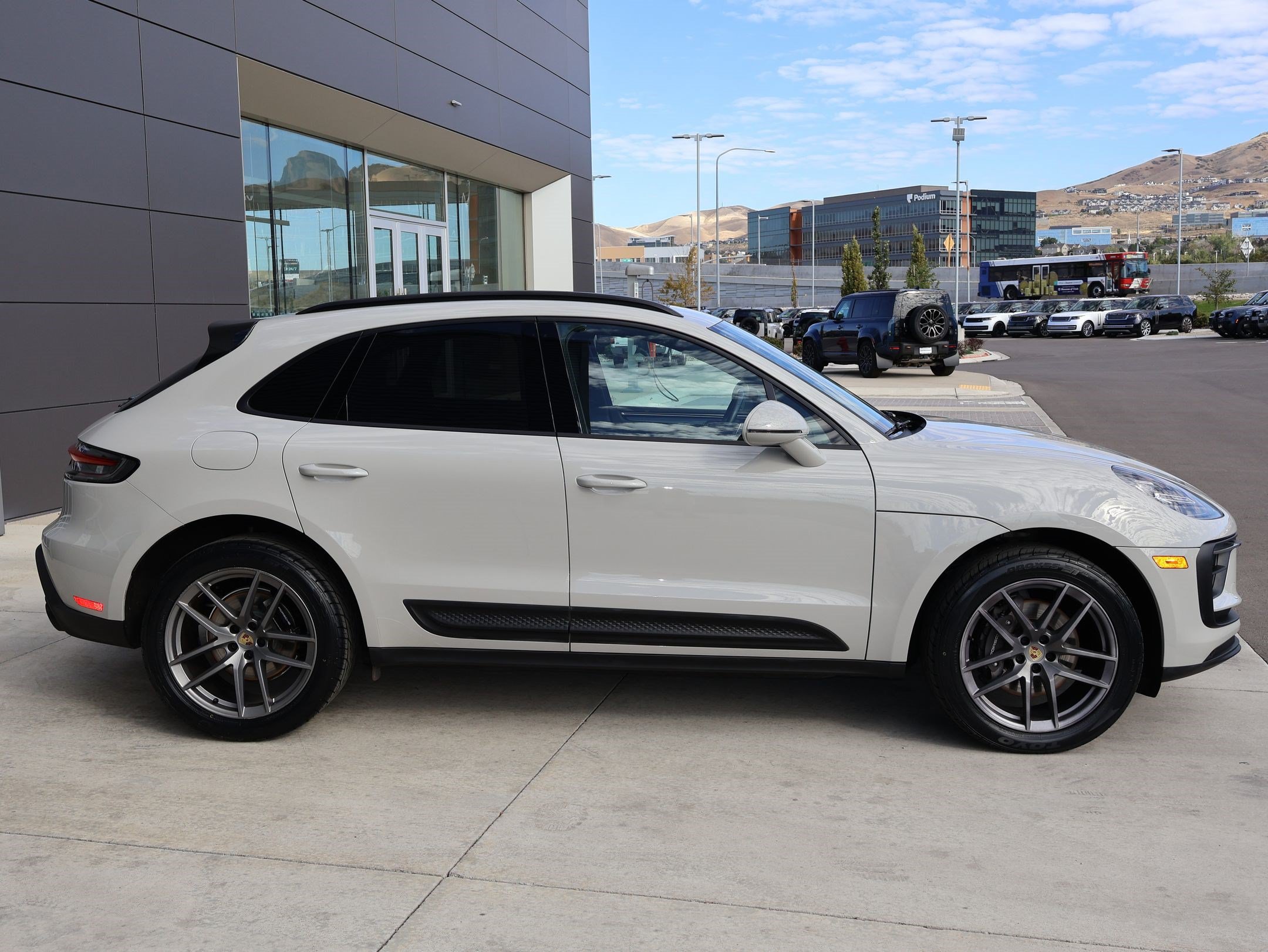 Used 2023 Porsche Macan AWD/4WD image 4