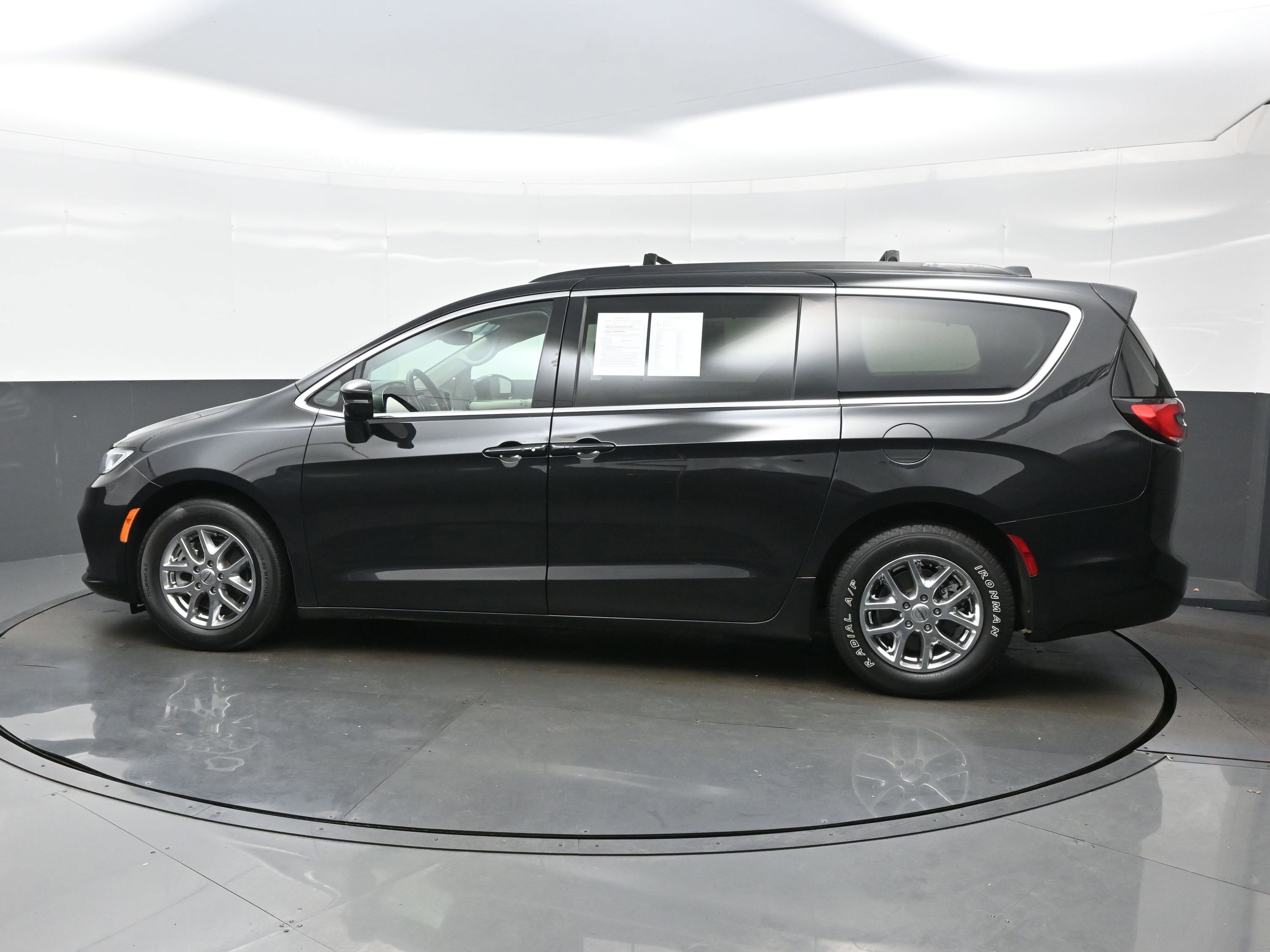 Used 2022 Chrysler Pacifica Touring-L image 3