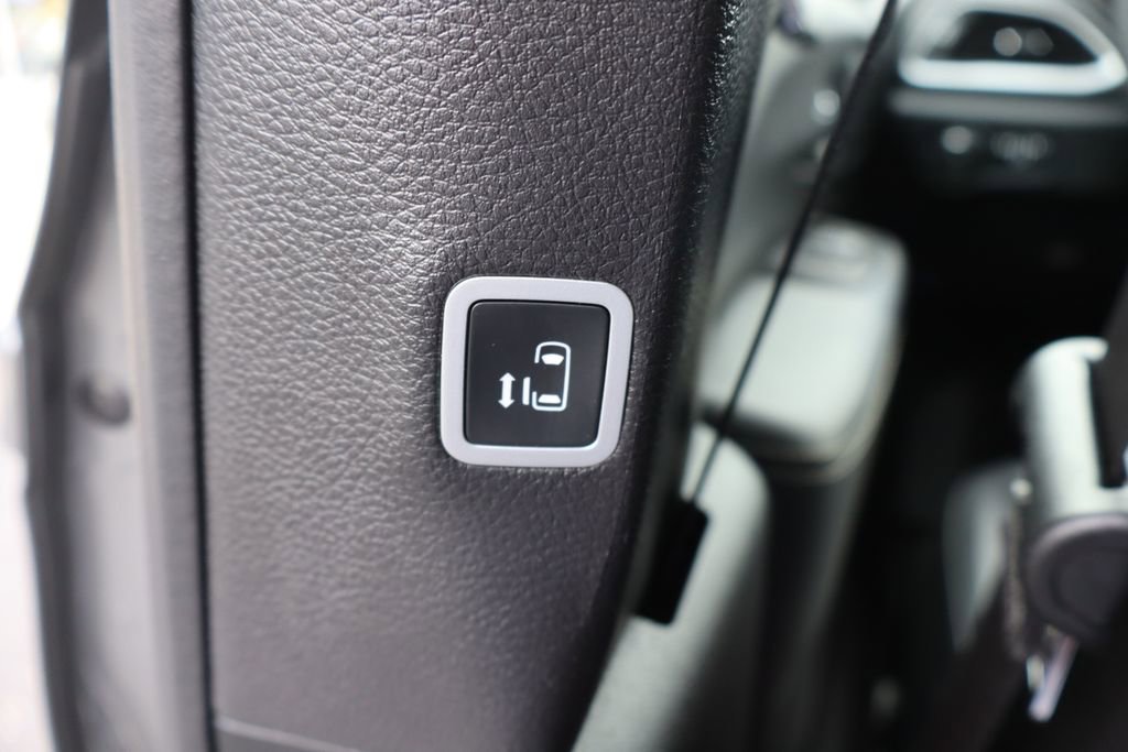 Used 2025 Chrysler Pacifica Select image 24