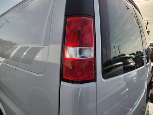 Used 2025 Chevrolet Express 2500 w/ Driver Convenience Package RWD image 7