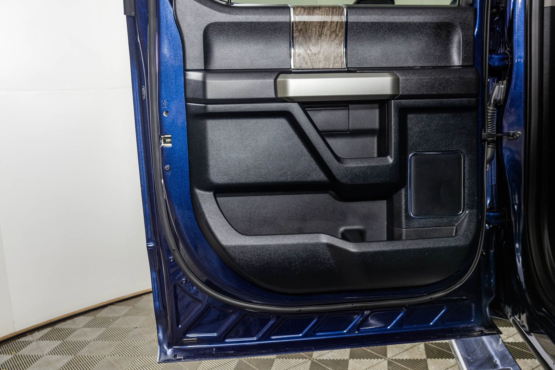 Used 2018 Ford F250 Lariat w/ Chrome Package image 38