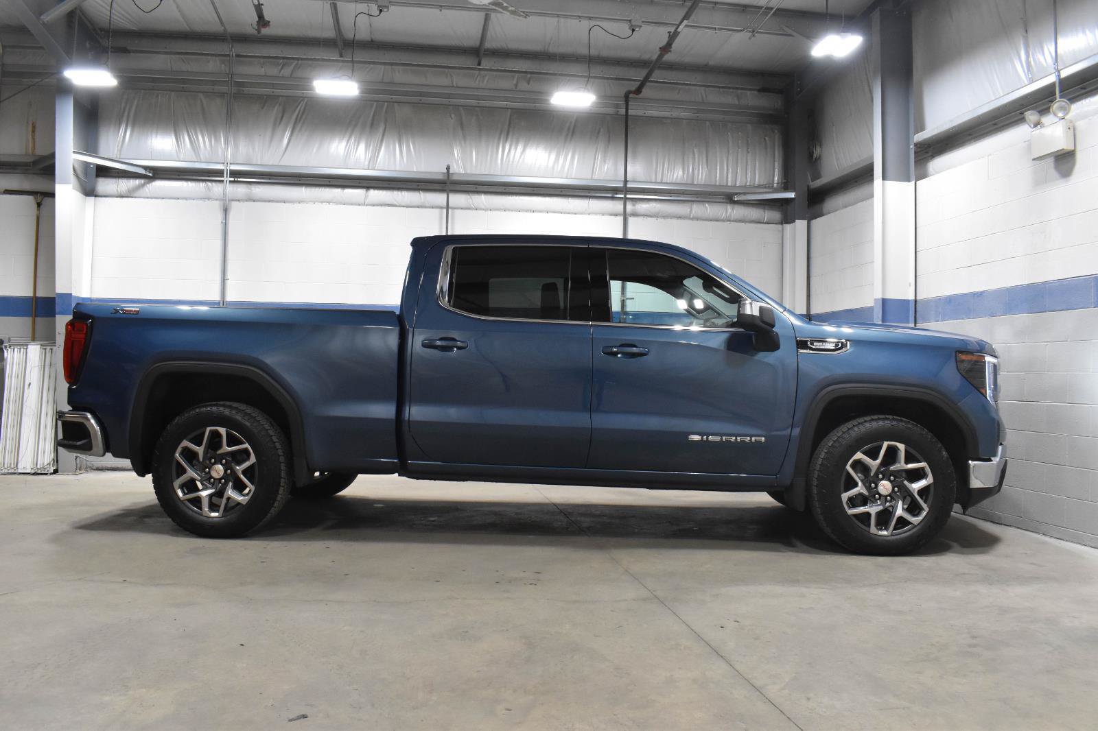 Used 2024 GMC Sierra 1500 SLE w/ Preferred Package AWD/4WD image 27