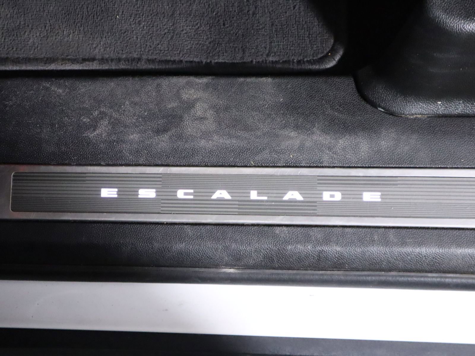 Used 2021 Cadillac Escalade ESV Premium Luxury w/ Driver Assist Tech Package AWD/4WD image 25